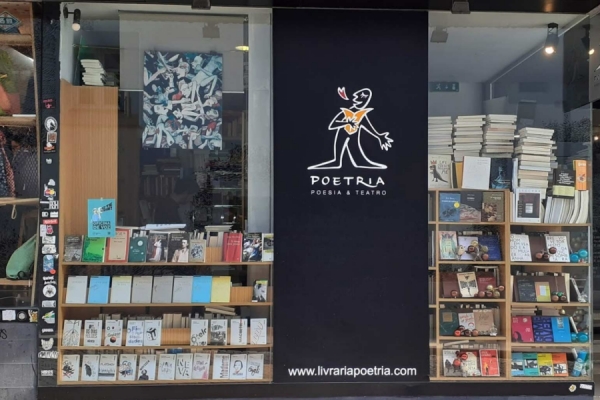 Livraria portuense Poetria recusa abandonar as Galerias Lumi&egrave;re